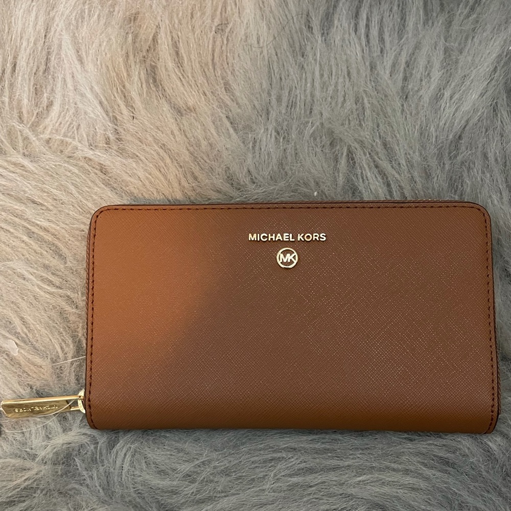 ✨ Michael Kors brown leather wallet with gold detail ✨
